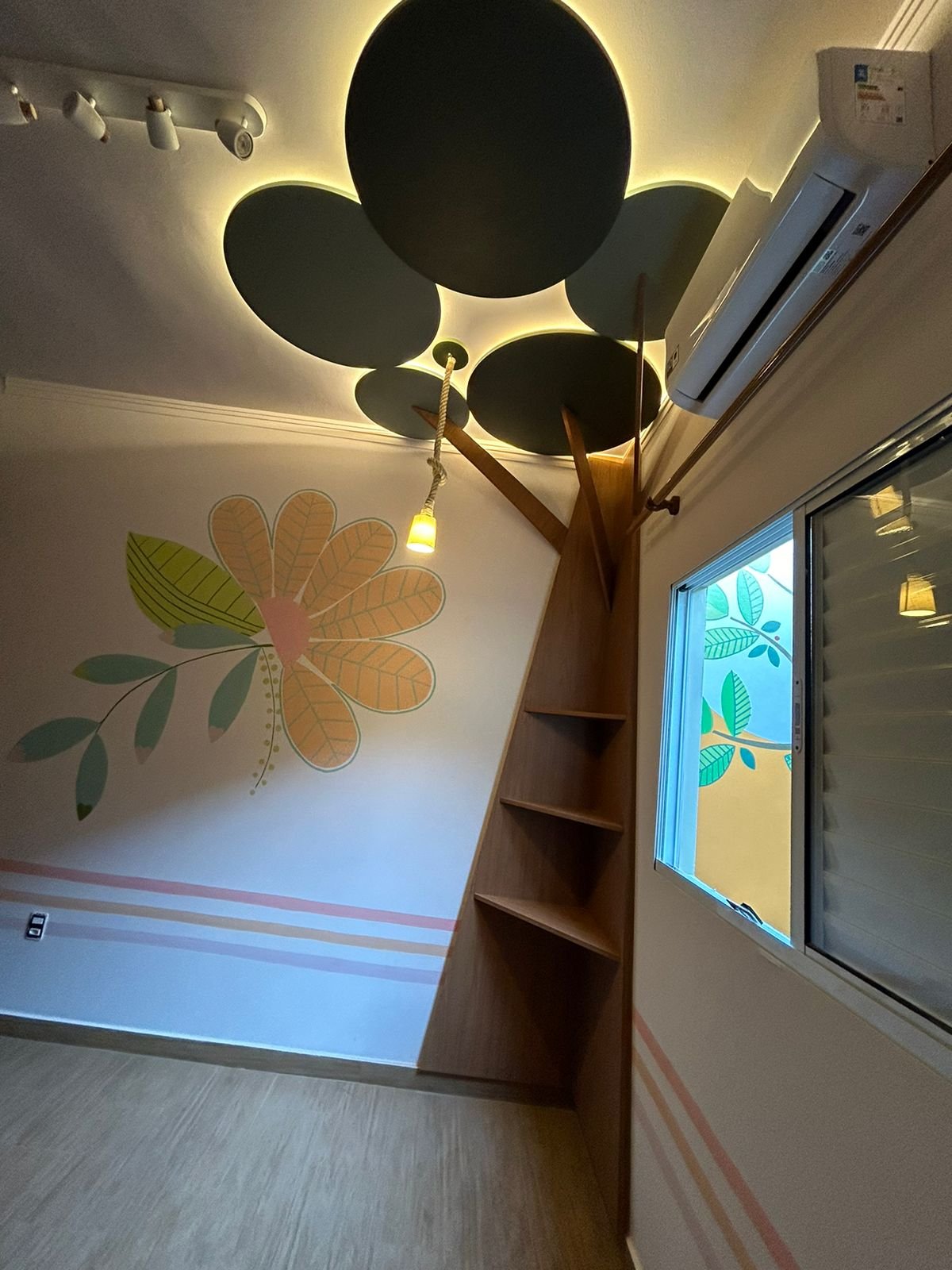 Árvore de Madeira no Quarto Infantil: Criatividade e Encanto