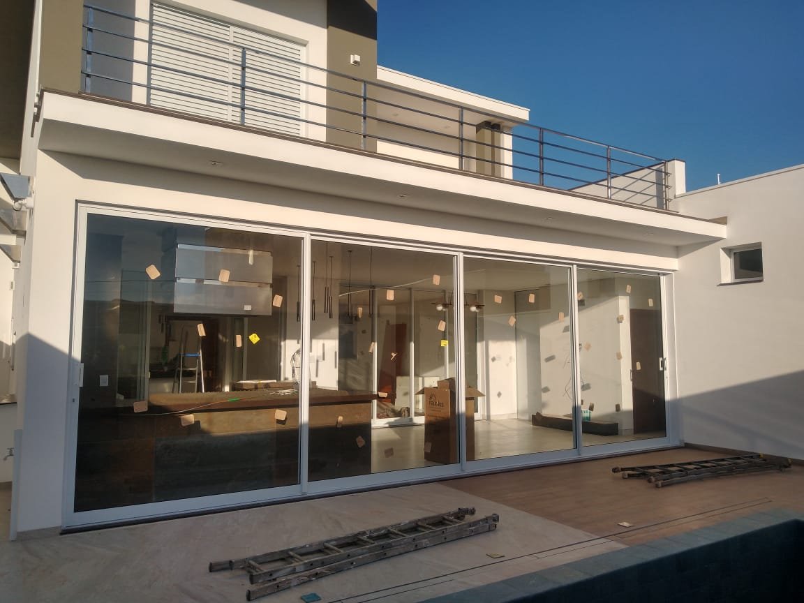 Porta de Correr 4 Folhas: Amplitude e Funcionalidade