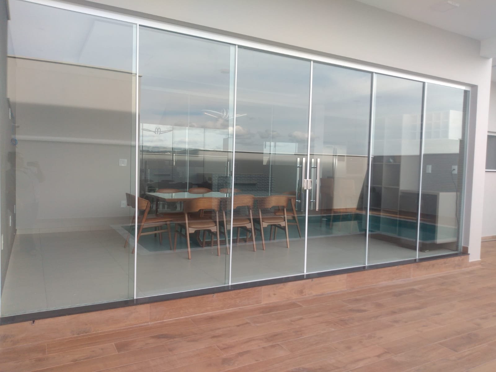  Porta de Correr 6 Folhas: Amplitude e Versatilidade