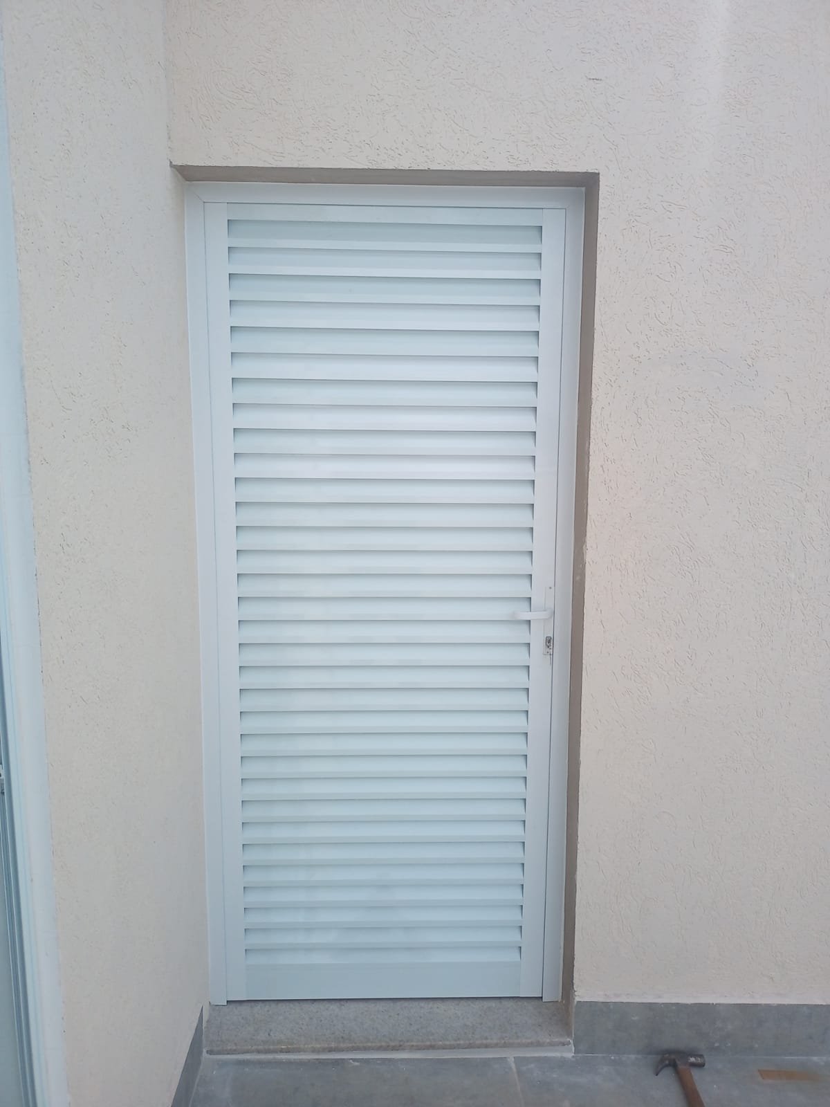  Porta de Giro Veneziana: Estilo e Ventilação